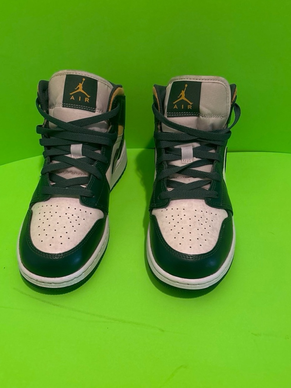 Jordan ones mid Top Sneakers in green and white